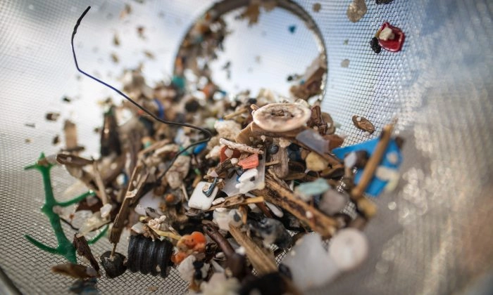 Microplásticos são removidos de uma praia em Tenerife, Ilhas Canárias, em 14 de julho de 2018. (Desiree Martin/AFP/Getty Images)
