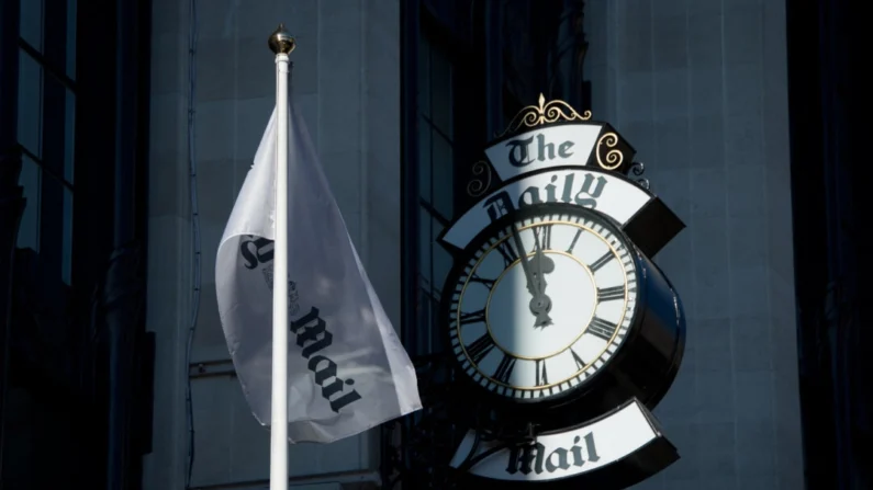 A bandeira e o relógio do Daily Mail são exibidos do lado de fora da sede do jornal britânico Daily Mail, em Londres, em 6 de outubro de 2013. (Leon Neal/AFP via Getty Images)
