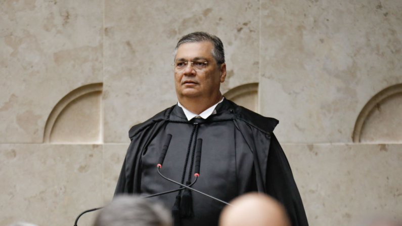 O juiz do Supremo Tribunal Federal Flávio Dino gesticula durante sua posse como novo ministro do Supremo Tribunal Federal em Brasília, em 22 de fevereiro de 2024 (Foto: SERGIO LIMA/AFP via Getty Images)