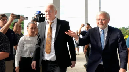 Assange, fundador do WikiLeaks, caminha livremente após se declarar culpado e retornará à Austrália