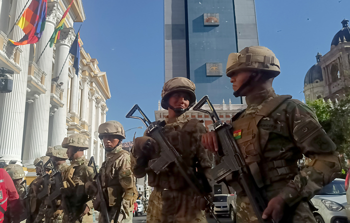 Militares se formam em frente à sede do governo boliviano na quarta-feira em La Paz (Bolívia). O presidente da Bolívia, Luis Arce, denunciou nesta quarta-feira "movimentos irregulares" de militares em frente à sede do governo na cidade de La Paz, enquanto cidadãos e a mídia local relataram a presença de tanques e soldados fortemente armados. (EFE/ Luis Gandarillas)