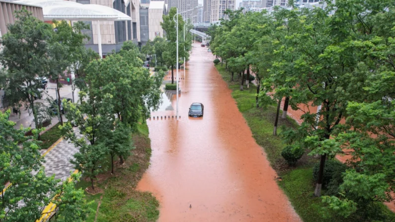 Um carro parado é visto em uma rua inundada após fortes chuvas em Changsha, na província de Hunan, centro da China, em 24 de junho de 2024. (STR/AFP via Getty Images)
