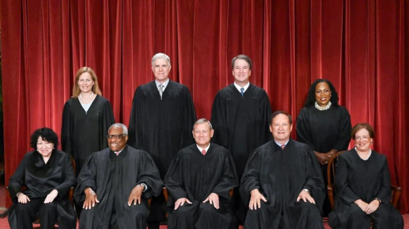 Membros da Suprema Corte americana posam para uma foto de grupo na Suprema Corte de Washington em 23 de abril de 2021. Em pé, a partir da esquerda: os juízes Brett Kavanaugh, Elena Kagan, Neil Gorsuch e Amy Coney Barrett. (Erin Schaff/Getty Images)
