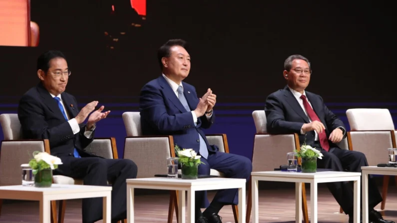 (Esquerda para direita) O primeiro-ministro japonês, Fumio Kishida, o presidente sul-coreano, Yoon Suk-yeol, e o primeiro-ministro chinês, Li Qiang, participam de uma cúpula de negócios à margem de uma cúpula trilateral na Câmara de Comércio e Indústria da Coreia em Seul, Coreia do Sul, em 27 de maio de 2024. (Chung Sung-Jun/Getty Images)
