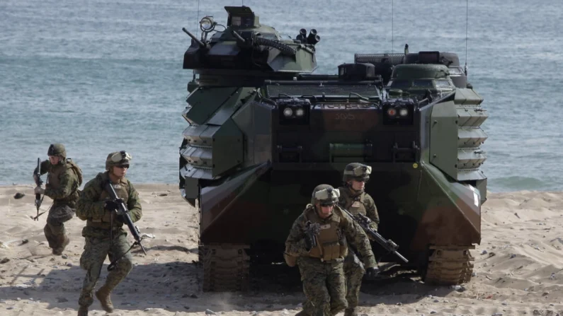 Soldados da Marinha dos EUA da 31ª Unidade Expedicionária de Fuzileiros Navais, equipe de desembarque do Batalhão enviada de Okinawa, Japão, saem de um Veículo de Assalto Anfíbio (AAV) durante a operação conjunta de desembarque dos Fuzileiros Navais dos EUA e da Coreia do Sul na costa de Pohang, em Pohang, Coreia do Sul, em 29 de março, 2012. (Chung Sung-jun/Getty Images)