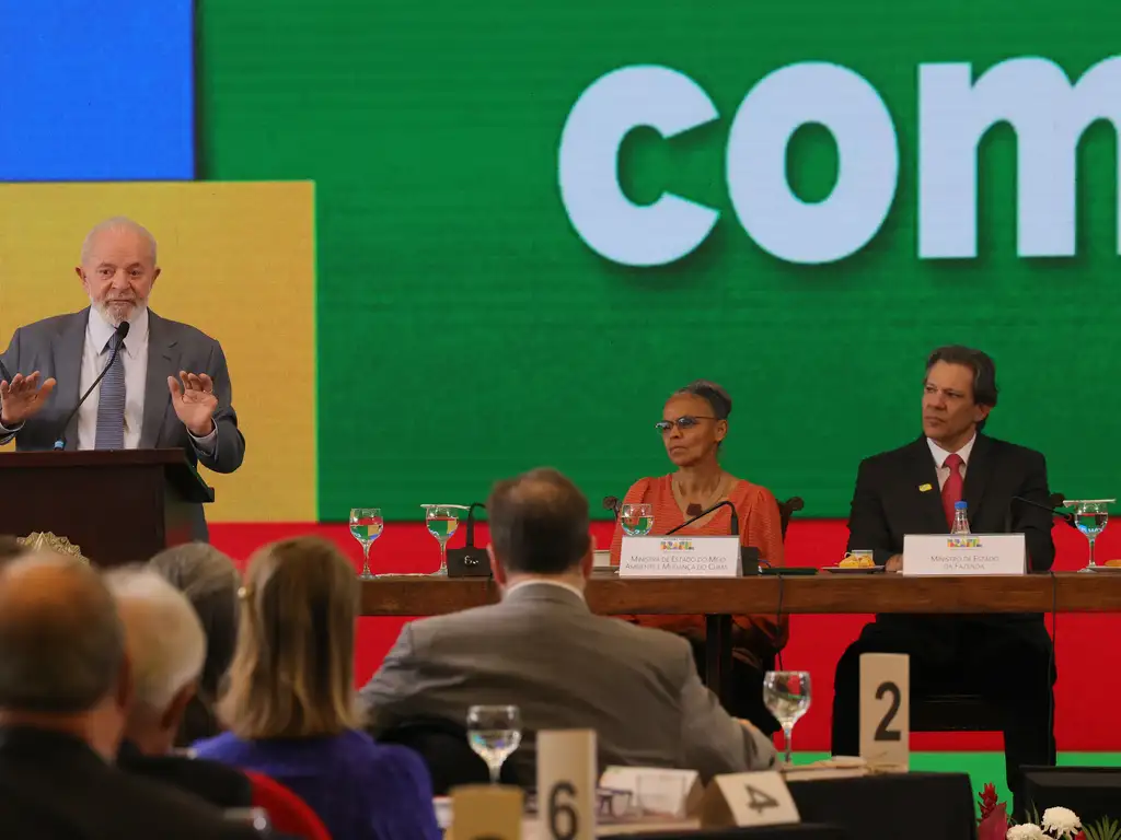 Um dia após qualificar medida como “irracional”, Lula aprova taxação de 20% em compras internacionais de até 50 dólares