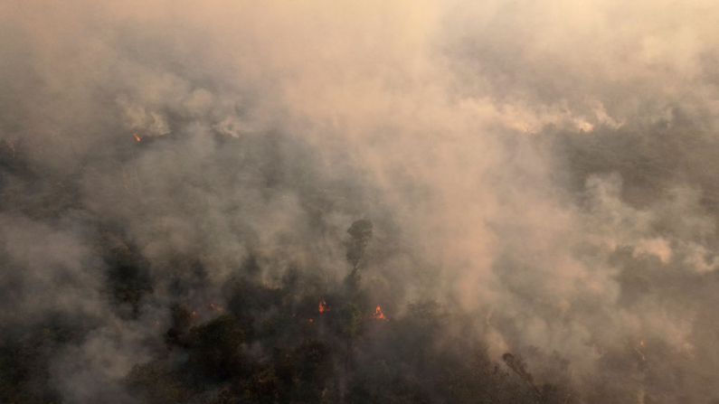 Vista aérea de um incêndio em uma área rural de Corumbá, no estado do Mato Grosso do Sul, Brasil, em 27 de junho de 2024. Um grande incêndio começou do outro lado do rio da cidade de Corumbá, a porta de entrada para o Pantanal do Brasil, a maior área úmida tropical do mundo. Centenas de incêndios estão queimando no vasto Pantanal, rico em vida selvagem, que está sofrendo incêndios recordes para essa época do ano (Foto: FLORIAN PLAUCHEUR/AFP via Getty Images)