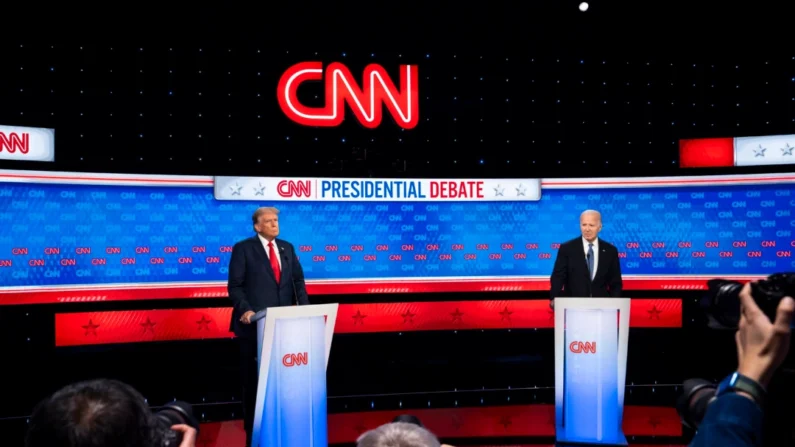 O ex-presidente Donald J. Trump (L) e o presidente Joe Biden (R) durante o debate presidencial em Atlanta, Geórgia, em 27 de junho de 2024. (Madalina Vasiliu/The Epoch Times)
