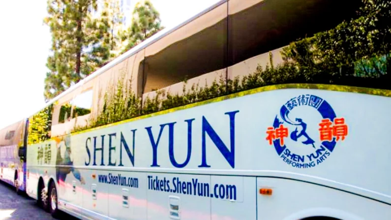 Os ônibus de turismo do Shen Yun há muito são alvo de sabotagem. Recentemente, aumentaram as ameaças contra a companhia de artes cênicas que retrata “a China antes do comunismo”. (The Epoch Times)

