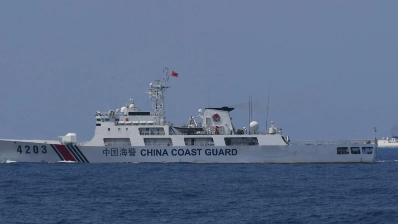 Navios da Guarda Costeira da China monitoram a distribuição de combustível e alimentos aos pescadores pela missão liderada por civis Coalizão Atin Ito (This Is Ours), no disputado Mar da China Meridional em 16 de maio de 2024. (Ted Aljibe/AFP via Getty Images)