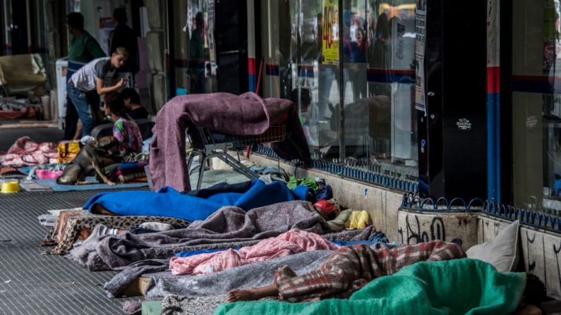 Pessoas sem-teto dormem na calçada no centro de São Paulo, Brasil, em 1º de junho de 2017(NELSON ALMEIDA/AFP via Getty Images)