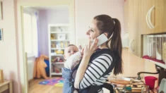 Uso do telefone reduz a conversa entre mãe e bebê em 16%, aponta estudo