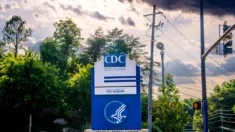 CDC recomenda novas vacinas COVID-19 para quase todos os americanos