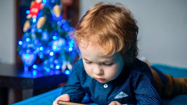 Crianças sofrem muitos problemas pelo uso de tela (polya_olya/Shutterstock)

