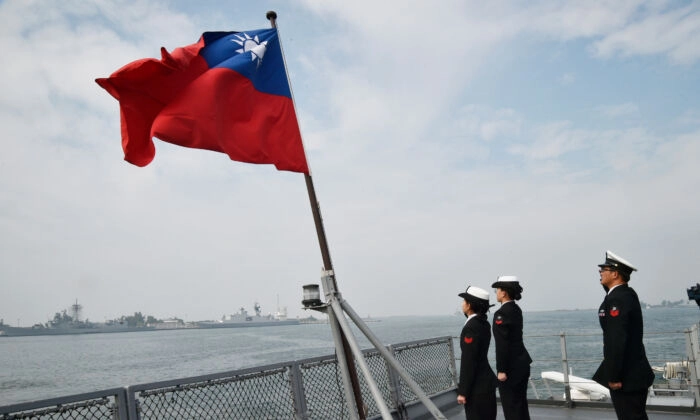 Marinheiros taiwaneses saúdam a bandeira da ilha no convés do navio de abastecimento Panshih após participarem de exercícios anuais na base naval de Tsoying em Kaohsiung, Taiwan, em 31 de janeiro de 2018. (Mandy Cheng/AFP via Getty Images)
