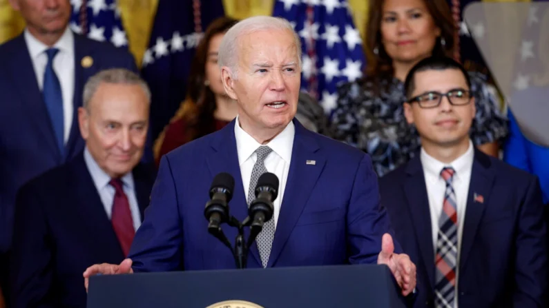 O presidente Joe Biden fala em um evento que marca o 12º aniversário do programa Ação Adiada para Chegadas Infantis (DACA) na Sala Leste da Casa Branca em 18 de junho de 2024. (Kevin Dietsch/Getty Images)

