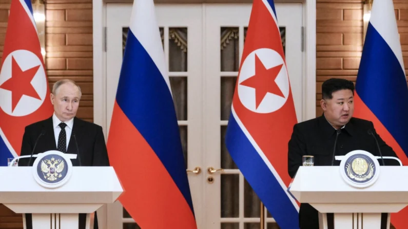 O presidente russo, Vladimir Putin, e o líder da Coreia do Norte, Kim Jong Un, conversam com a mídia após suas conversas bilaterais na residência estatal de Kumsusan, em Pyongyang, Coreia do Norte, em 19 de junho de 2024. (Kristina Kormilitsyna/AFP via Getty Images)