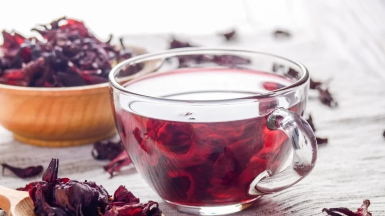 Chá de hibisco. (Estúdio Mikhailov/Shutterstock)
