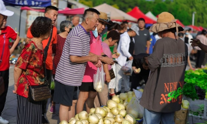 Um mercado ao ar livre em Shenyang, na província de Liaoning, no nordeste da China, em 10 de julho de 2023. (STR/AFP via Getty Images)

