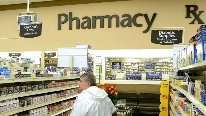 Uma mulher faz compras na área de farmácia de uma loja do Wal-Mart em Mount Prospect, Illinois, em 21 de setembro de 2006. (Tim Boyle/Getty Images)
