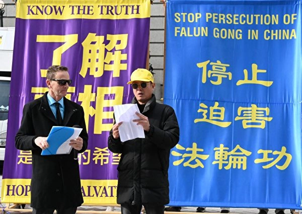 Zhang Heli (R) fala em um comício realizado por adeptos do Falun Gong para expor a brutal campanha de perseguição de 25 anos do Partido Comunista Chinês contra a prática, na Nova Zelândia, em 22 de junho de 2024. (Zhao Kai/Epoch Times)