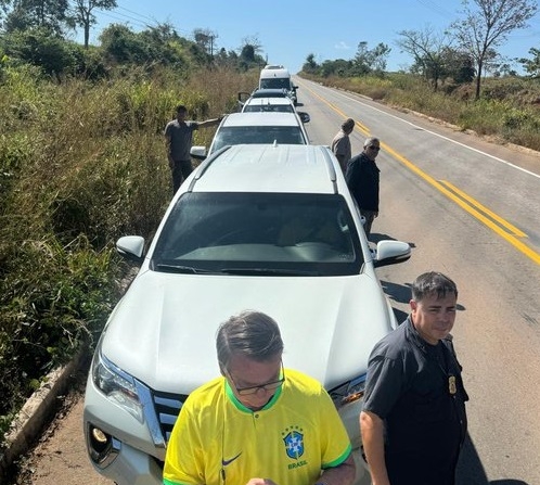 Ex-presidente Jair Bolsonaro (PL) enfrentou dificuldades para prosseguir com sua comitiva em uma rodovia do Pará em 02 de Julho (Foto: Reprodução/Redes Sociais)