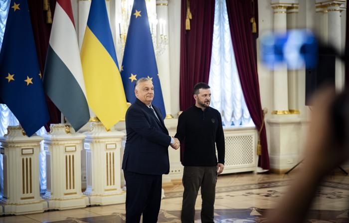 O primeiro-ministro húngaro Viktor Orban (esq.) é recebido pelo presidente ucraniano Volodymyr Zelensky antes de uma reunião em Kiev, na Ucrânia, na terça-feira (EFE/ Zoltan Fischer/Hungarian Pm's Pr)