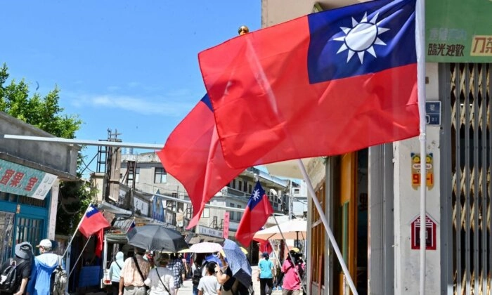 Bandeiras de Taiwan em uma rua enquanto turistas passam nas Ilhas Kinmen, Taiwan, em 11 de agosto de 2022. (Sam Yeh/AFP via Getty Images)
