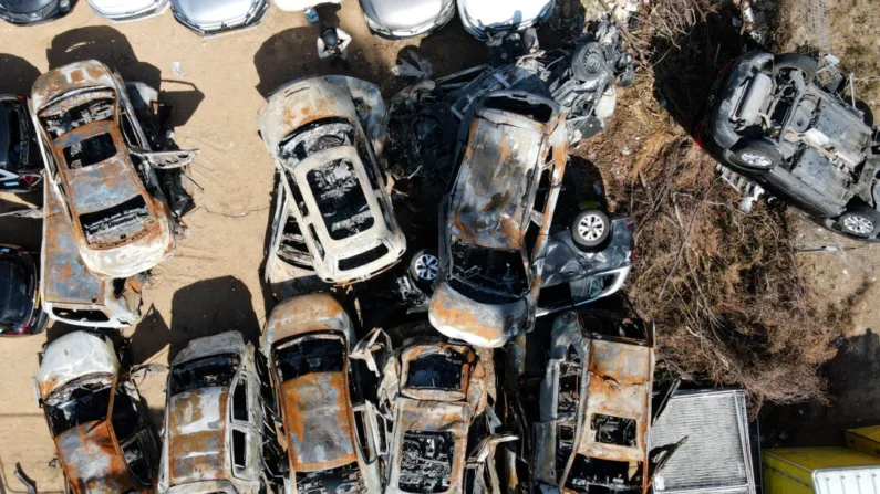 Carros danificados e queimados na cidade de Sderot, no sul de Israel, após o ataque do Hamas em 7 de outubro de 2023, em uma vista aérea tirada em 17 de outubro de 2023. (Jack Guez/AFP via Getty Images)
