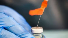 Júri concede US$ 687.000 à cientista demitida por recusar a vacina contra a COVID-19