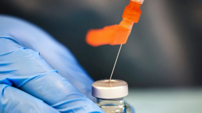 Um profissional de saúde prepara uma vacina contra a COVID-19 numa fotografia de arquivo. (Michael M. Santiago/Getty Images)
