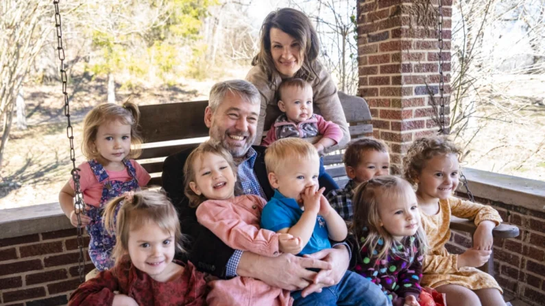 Paul e Bethany Vaughn em sua casa com sua filha e alguns de seus netos em Centerville, Tennessee, em 20 de fevereiro de 2024 (Samira Bouaou/Epoch Times)
