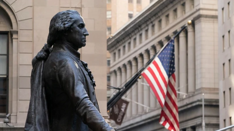 Uma estátua de George Washington fica em frente ao Federal Hall National Memorial, em Nova Iorque, em uma foto de arquivo (Foto AP)