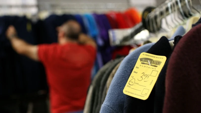 Uma etiqueta de preço é vista em um suéter em um brechó de Thrift Town em São Francisco, Califórnia, em uma foto de arquivo (Justin Sullivan/Imagens Getty)

