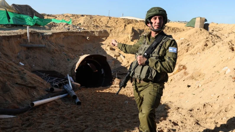 Durante uma visita à mídia organizada pelos militares israelenses em 15 de dezembro de 2023, o porta-voz do exército Daniel Hagari mostra a entrada de um túnel que o Hamas teria usado para atacar Israel através da passagem da fronteira de Erez em 7 de outubro (Jack Guez/AFP via Getty Images)