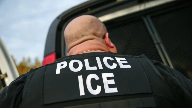 Um agente de Imigração e Alfândega detém um imigrante ilegal em uma foto de arquivo (John Moore/Imagens Getty)
