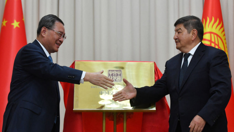 O primeiro-ministro do Quirguistão, Akylbek Japarov, e o primeiro-ministro chinês, Li Qiang, inauguram o Centro Cultural Chinês em Bishkek em 25 de outubro de 2023 (Foto: VYACHESLAV OSELEDKO/AFP via Getty Images)