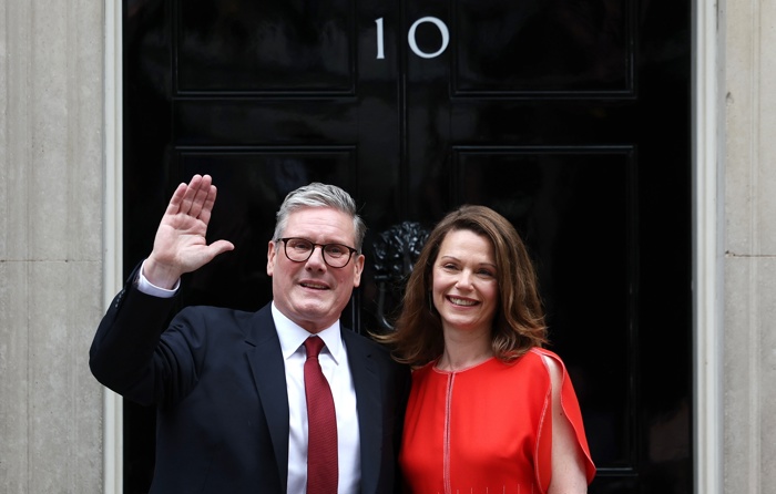 O novo primeiro-ministro britânico Keir Starmer e sua esposa Victoria Starmer cumprimentam a mídia nos degraus da 10 Downing Street em Londres, Grã-Bretanha, 05 de julho de 2024. O líder do Partido Trabalhista, Keir Starmer, tornou-se o novo primeiro-ministro do país em 5 de julho, depois que seu partido obteve uma vitória esmagadora nas eleições gerais (EFE/EPA/ANDY LLUVIA)