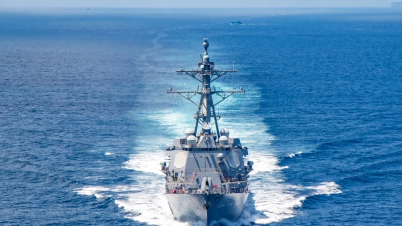 O destroier de mísseis guiados classe Arleigh-Burke USS Kidd transita pelo Estreito de Taiwan durante uma missão de rotina. Foto de arquivo (Marinha dos EUA/AFP)
