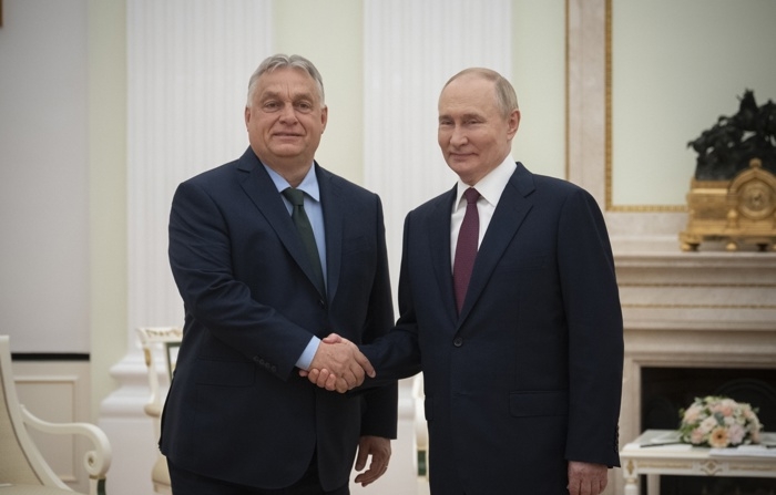 Uma foto fornecida pela assessoria de imprensa do primeiro-ministro húngaro mostra o líder russo Vladimit Putin (à direita) apertando as mãos do primeiro-ministro húngaro Viktor Orban durante sua reunião em Kemlin, em Moscou. Rússia, 5 de julho de 2024 (EFE/EPA/VIVIEN CHER BENKO/ASSESSORIA DE IMPRENSA DO PRIMEIRO-MINISTRO HÚNGARO)