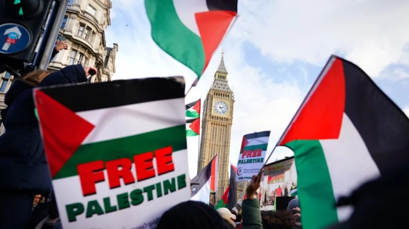 Foto sem data de manifestantes na Praça do Parlamento durante uma marcha pró-Palestina em Londres. (James Manning/PA)
