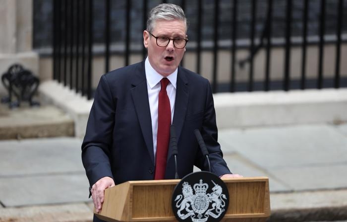 O novo primeiro-ministro da Grã-Bretanha, Keir Starmer, faz seu primeiro discurso do lado de fora da 10 Downing Street, em Londres, Grã-Bretanha, em 05 de julho de 2024 (EFE/EPA/NEIL HALL)