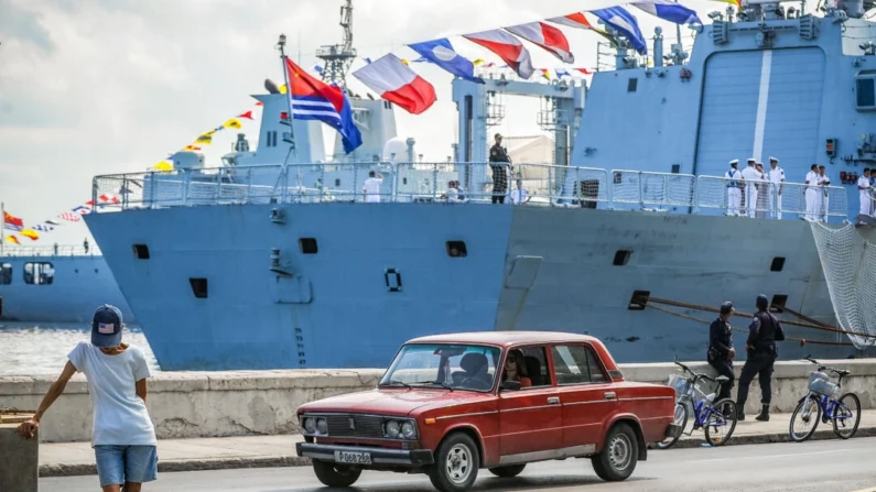 O navio da Marinha chinesa Tipo 054A, fragata 548 Yiyang, atraca no porto de Havana em 10 de novembro de 2015. (Yamil Lage/AFP via Getty Images)
