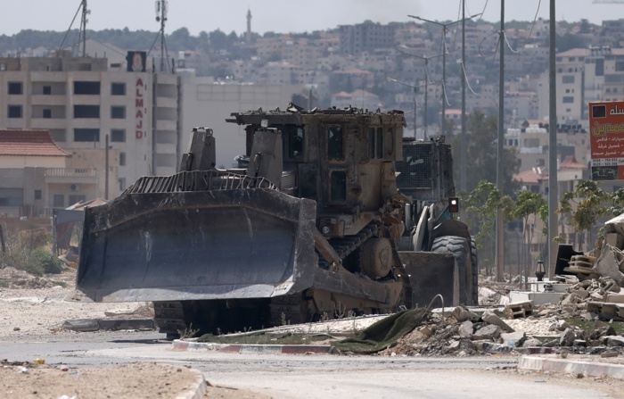 Uma escavadeira militar israelense durante uma operação militar israelense na cidade de Jenin, na Cisjordânia (EFE/ Alaa Badarneh)