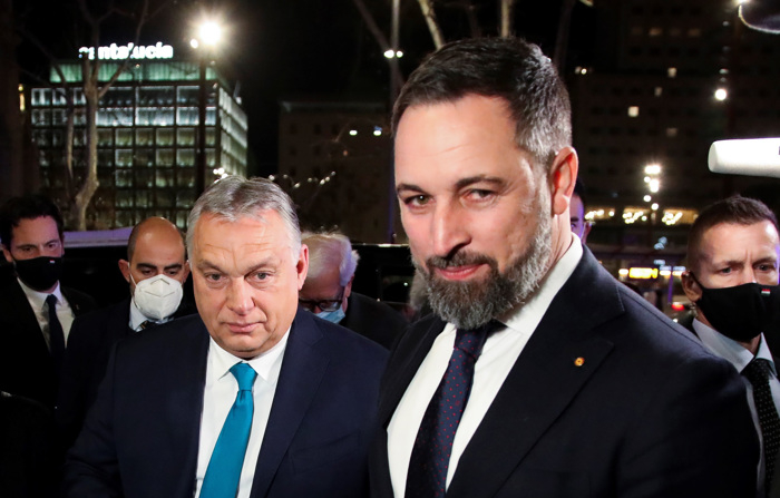 Imagem de arquivo do primeiro-ministro da Hungria, Viktor Orban (à esquerda), com o líder da Vox, Santiago Abascal, em Madri (EFE/David Fernández)