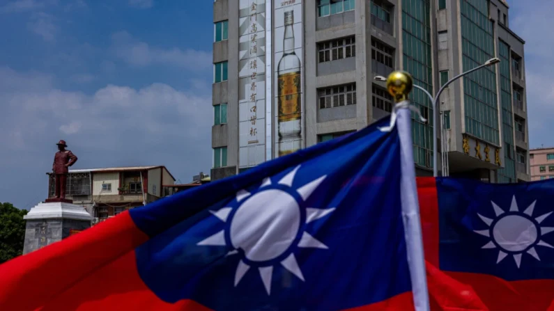 Uma estátua de bronze do ex-líder da República da China, Chiang Kai-shek, é vista atrás da bandeira nacional de Taiwan, em Kinmen, Taiwan, em 24 de setembro de 2022. (Annabelle Chih/Getty Images)
