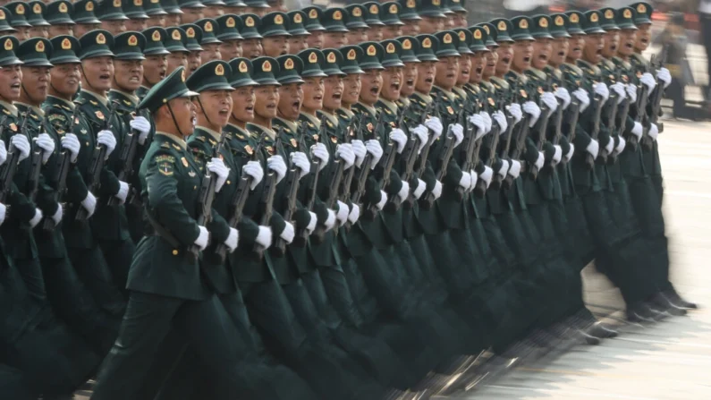 Soldados do Exército de Libertação Popular marcham durante um desfile para comemorar o 70º aniversário da fundação da China comunista, na Praça Tiananmen, em Pequim, em 1º de outubro de 2019. (Andrea Verdelli/Getty Images)