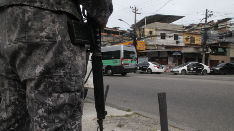 Policiais civis e militares realizam uma incursão na favela do Complexo do Alemão, no Rio de Janeiro, em 26 de abril de 2024. (Foto de Bruno KAIUCA / AFP) (Foto de BRUNO KAIUCA/AFP via Getty Images)