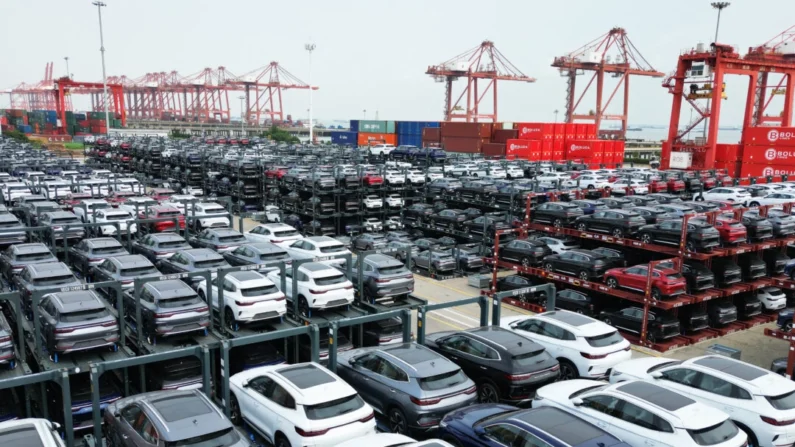 Carros elétricos BYD esperando para serem carregados em um navio estão empilhados no terminal internacional de contêineres do porto de Taicang, no porto de Suzhou, na província de Jiangsu, leste da China, em 11 de setembro de 2023. (AFP via Getty Images)
