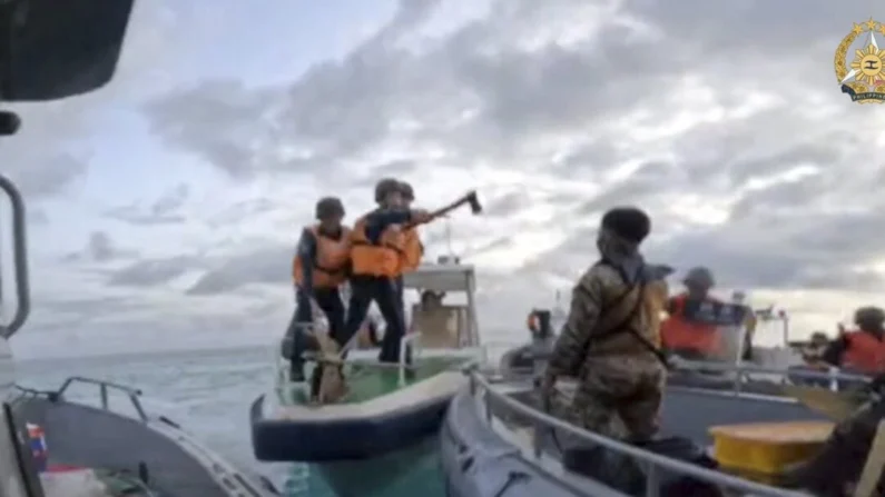 O pessoal da guarda costeira chinesa segura facas e facões enquanto se aproxima das tropas filipinas em uma missão de reabastecimento no Second Thomas Shoal, no disputado Mar da China Meridional, em 17 de junho de 2024. (Forças Armadas das Filipinas via AP)